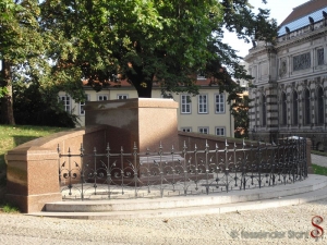 Kunstgeschmiedeter Gitterzaun am Ludwig-Richter-Denkmal 